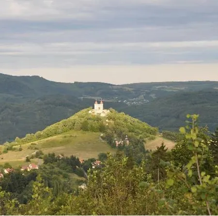 Cerveny Dom Feriehus Vyhne